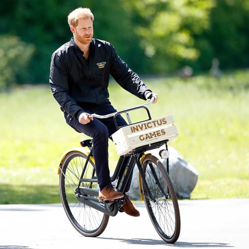 بالصور.. أفراد العائلة المالكة البريطانية على درجاتهم