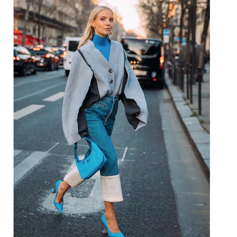 اعتمدي تنسيقات شبابية ناعمة في بلايز الياقة العالية