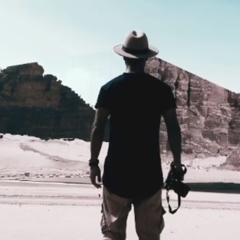 عبد العزيز العلا شاب سعودي مبدع ينقل الناس في رحلة خلابة بالعلا - المصدر انستقرام عبدالعزيز العلا