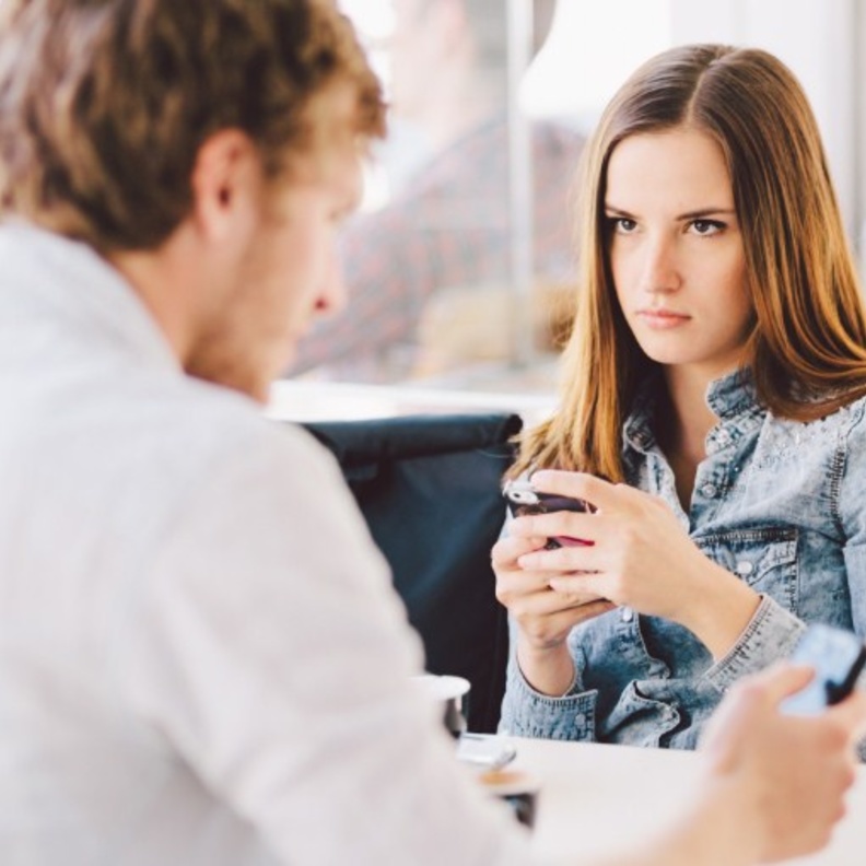 ما هي أسباب تجاهل الرجل للمرأة التي تعجبه