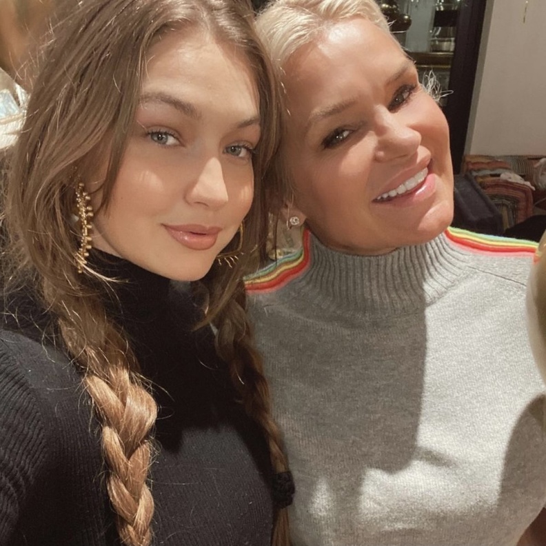 جيجي حديد تحتفل بعيد ميلاد والدتها يولاندا في المنزل برفقة العائلة