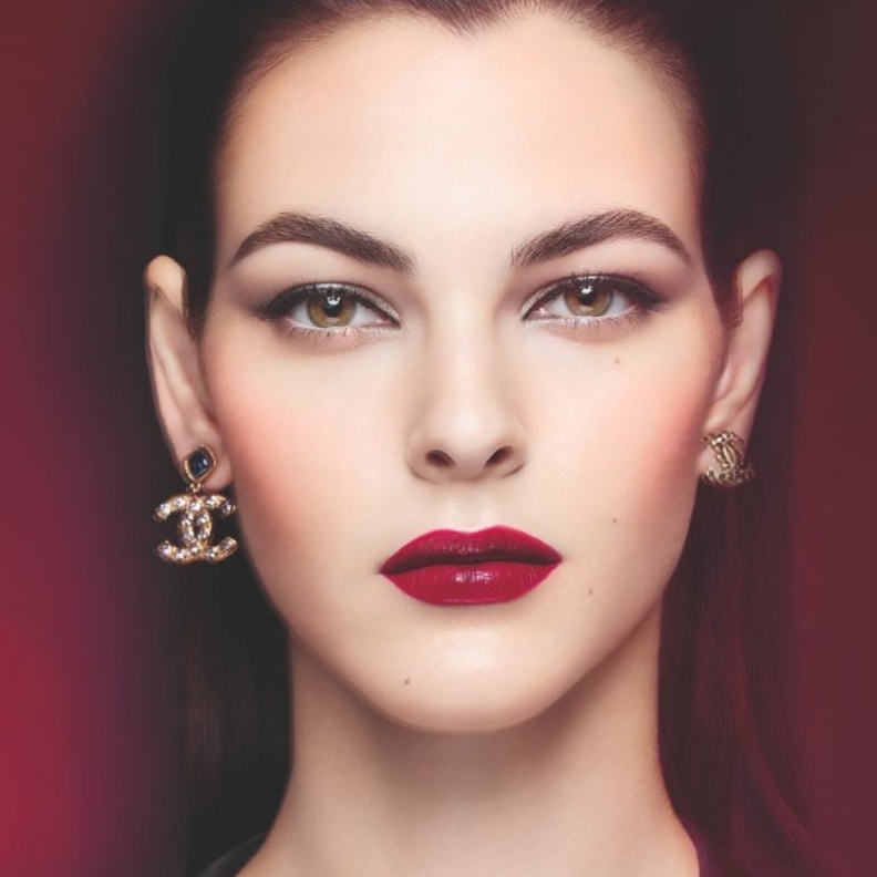  أحمر شفاه سائل بلمعان وثبات فائق ROUGE ALLURE LAQUE