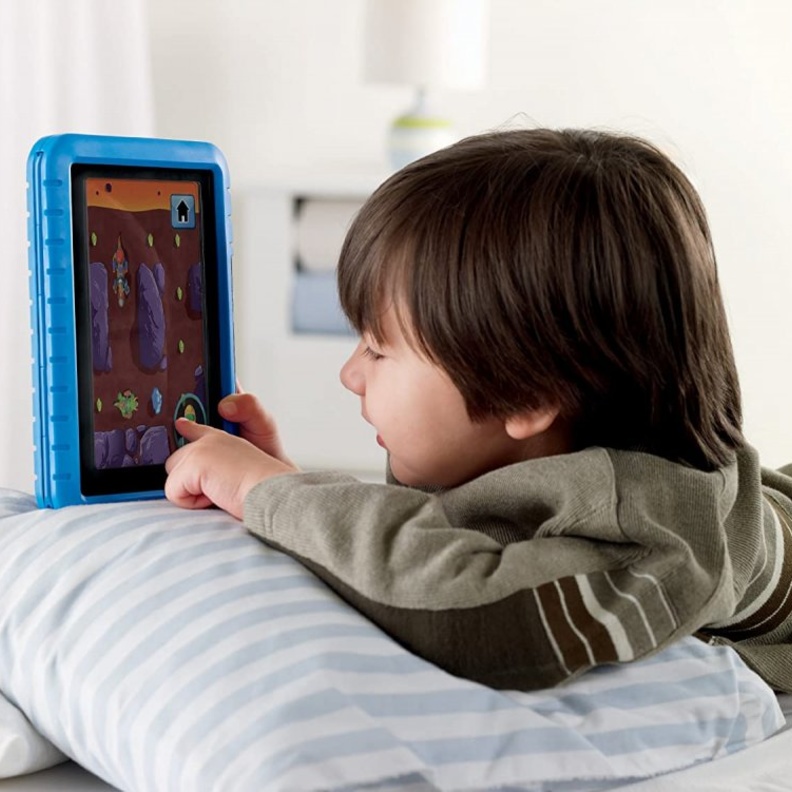  9 نصائح للتعامل مع الطفل الشديد التعلق بالموبايل والتابلت