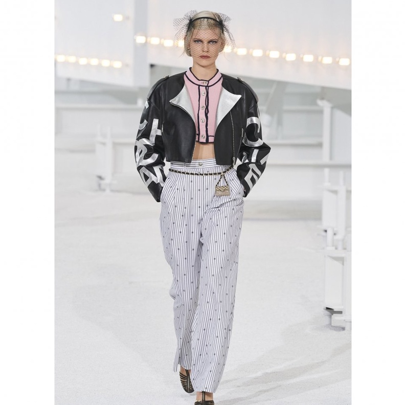 موديلات البايكر جاكيت الجلدية مع الاكمام الحيوية من دار Chanel