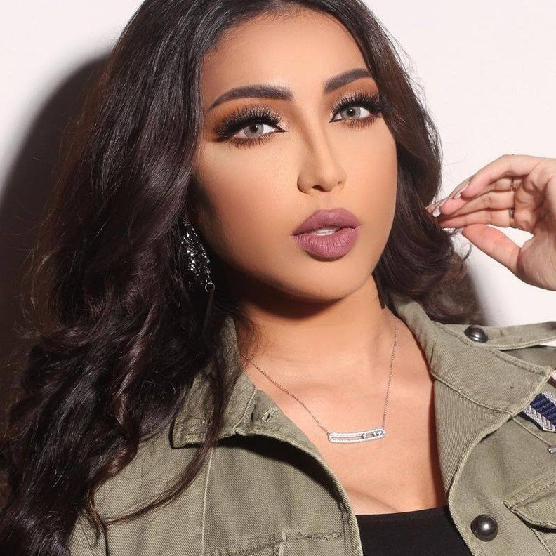 مكياج عيون خليجي برونزي على طريقة دنيا بطمة