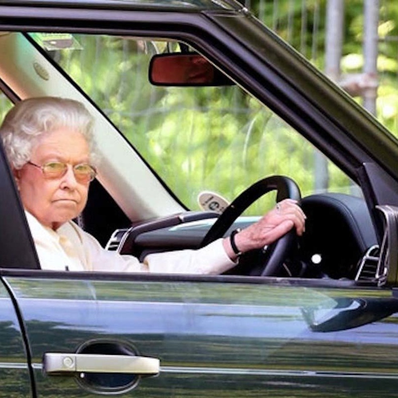 لهذا السبب لا تتوقف سيارة الملكة أمام الإشارة الحمراء