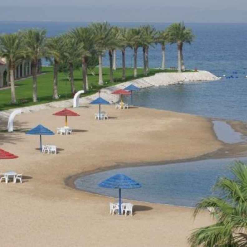 شاطئ نصف القمر وجهة مثالية للاستجمام - المصدر روح السعودية