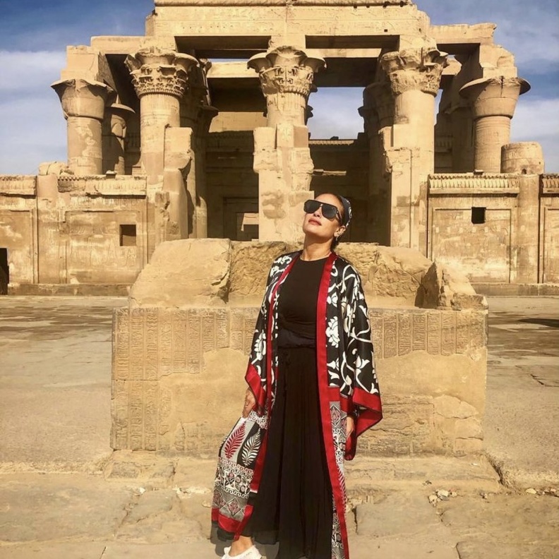 هند صبري تستمتع بأجواء السياحة التاريخية في مدينة الأقصر المصرية