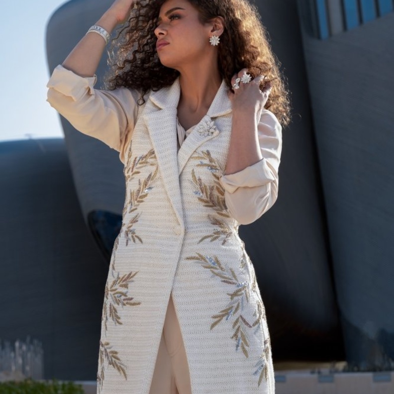  الشابة السعودية عبير بالبيد التي تتألق في "إثراء" بمجوهرات Van Cleef & Arpels