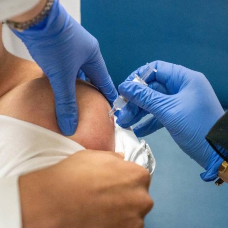 افتتاح مسار للتطعيم في المركبات في الفجيرة