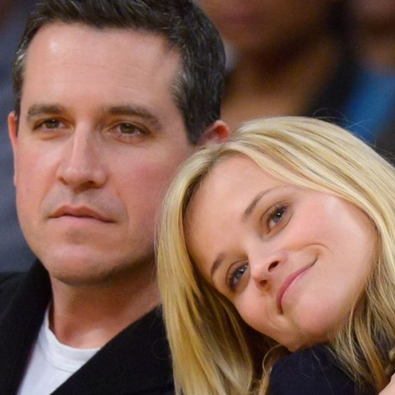 ريس ويذرسبون تطالب زوجها جيم توث بالبحث عن عمل