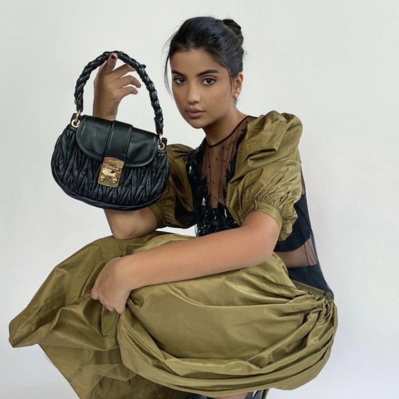 اختارت علا فرحات حقيبة يد سوداء أنيقة من ميوميو