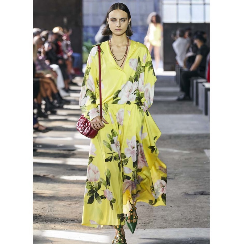 فساتين مطبعة بالورود المشرقة لربيع 2021 من Valentino
