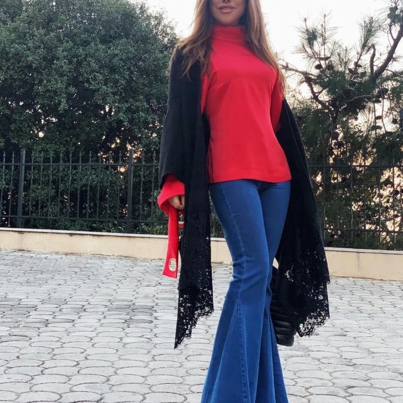 اطلالات نجوى كرم بموضة الجينز الواسع والجريء