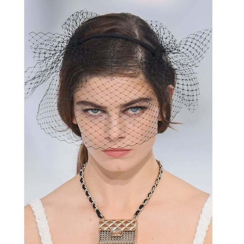  حقيبة وعقد في آن معاً من تصميم Chanel