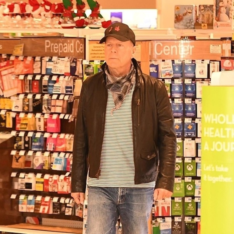 طرد بروس ويليس من صيدلية بسبب رفضه ارتداء قناع