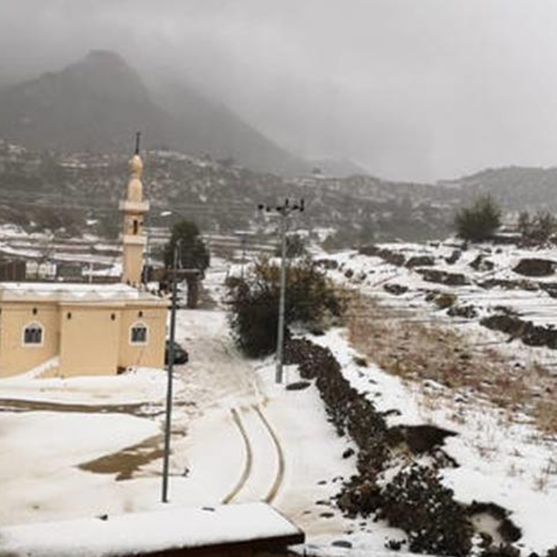 حدث تاريخي ونادر في السعودية الثلوج تكسو محافظة بللسمر