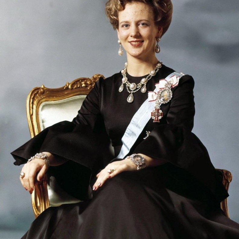 بمناسبة 49 عاما على تتويجها على العرش.. أفخم مجوهرات مارغريت الثانية ملكة الدنمارك