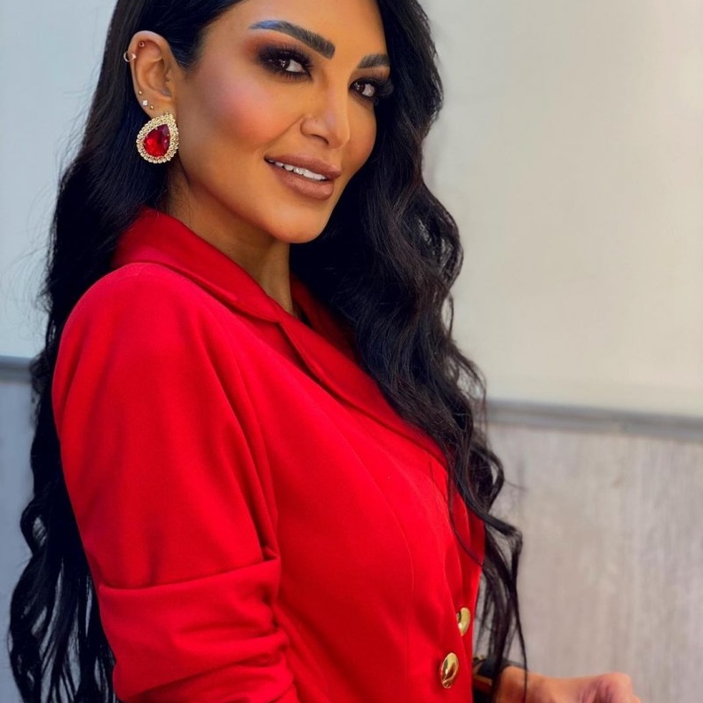 تسريحة الشعر المنسدل مع الغرة لسالي عبد السلام