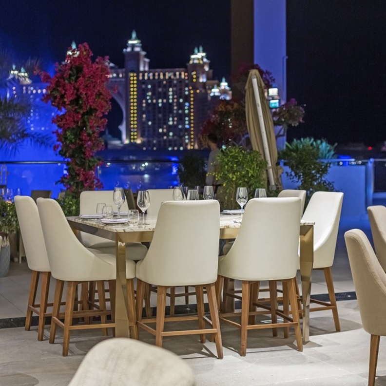  آيزا يقدم تجربة ضيافة أصيلة من المطبخ اليوناني المتوسطي