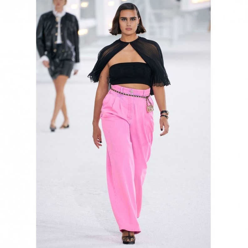  السروال بقصة الأرجل الواسعة من شانيل