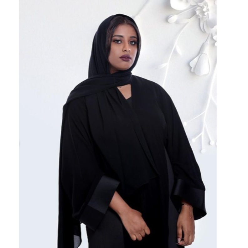 فخامة ورقي الأسود الكلاسيكي باطلالة بسيطة وأنيقة بالعباية الخليجية