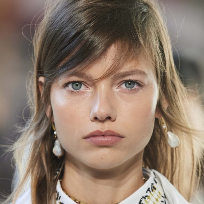  مكياج نهاري بسيط ولحمي مع اضاءة العينين من دار Ports 1961