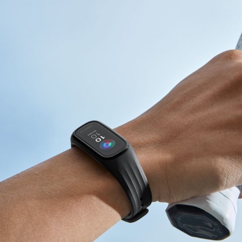 OnePlus Band يضم مستشعرات لمراقبة معدل ضربات القلب و مستويات الأكسجين في الدم و تتبّع اللياقة البدنية