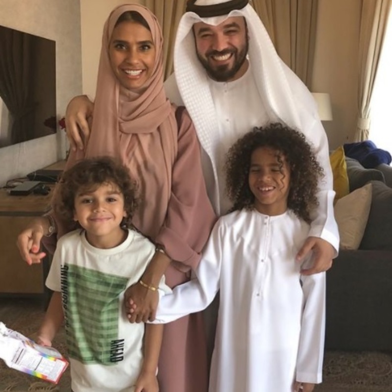 خالد الأميري وزوجته يوثقان رحلة تلقي لقاح كورونا بالإمارات خطوة بخطوة