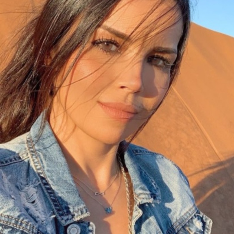 الكاتبة السورية رنا الحريري تتلقى الجرعة الأولى من لقاح كورونا بالإمارات