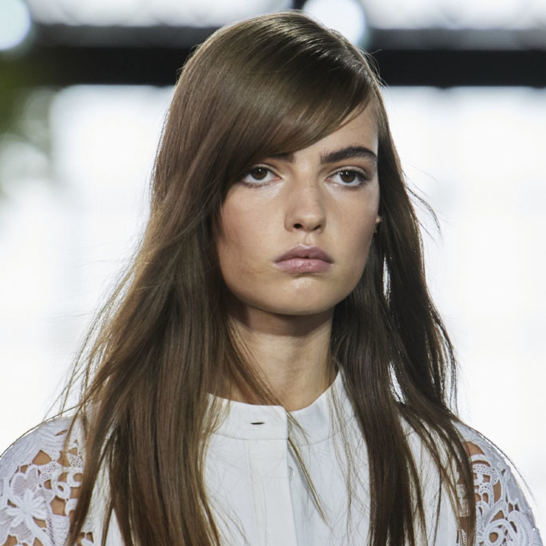  تسريحات شعر مالسة تناسب الوجه المربع من دار Valentino