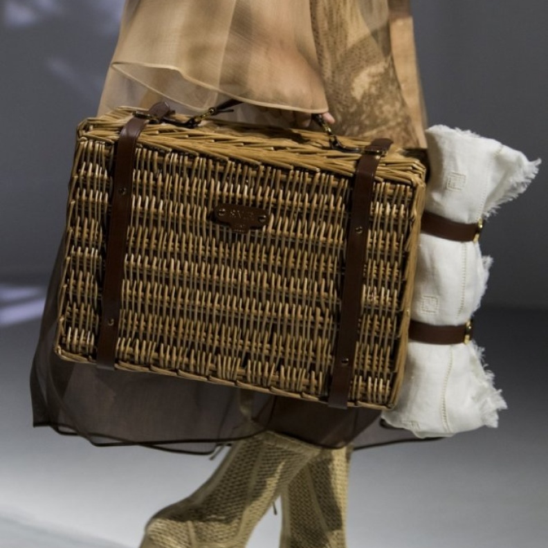 حقائب يد بأقمشة القش تعود بشكل لافت موضة ربيع 2021 من Fendi.