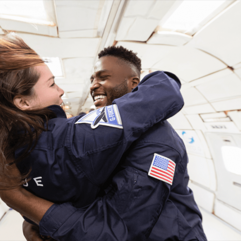 عرض زواج مثير أثناء رحلة جوية في ظل انعدام الجاذبية