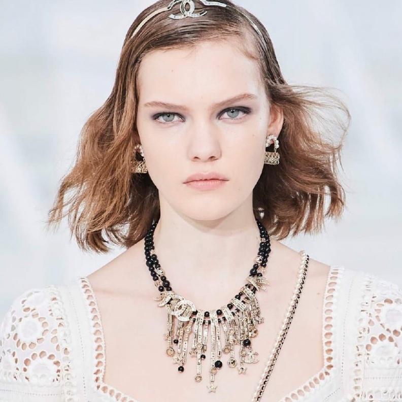  اكسسوارات شعر الباند الرفيع اللماع من دار Chanel