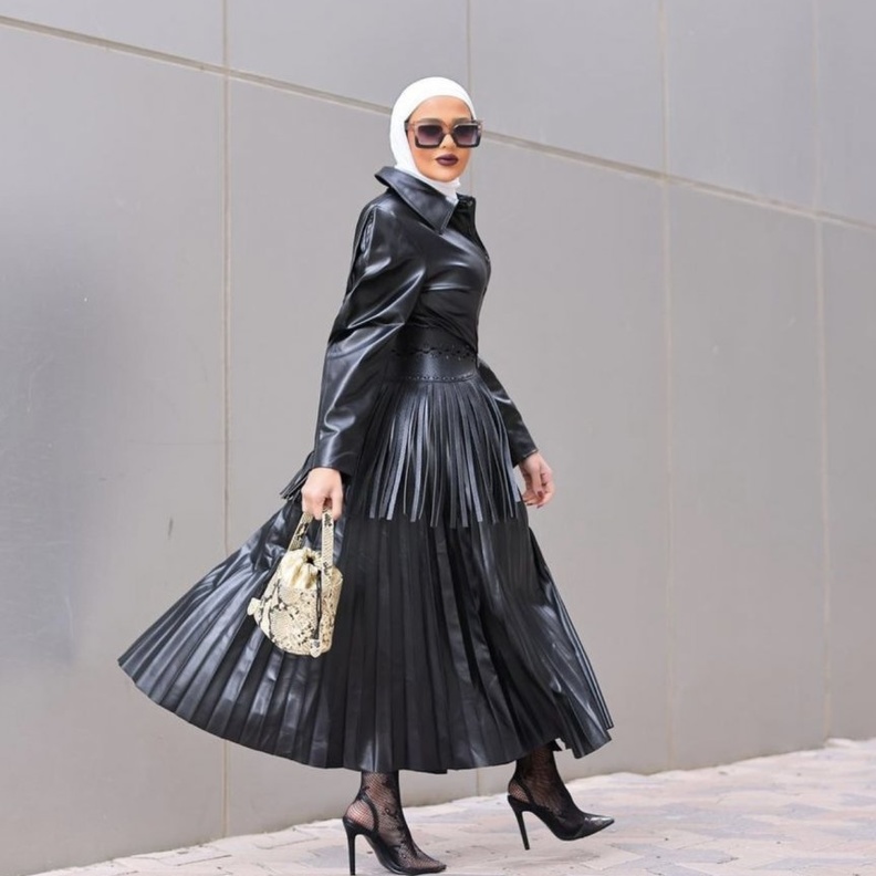  اطلالة أنيقة من الجلد الاسود اعتمدتها مرمر