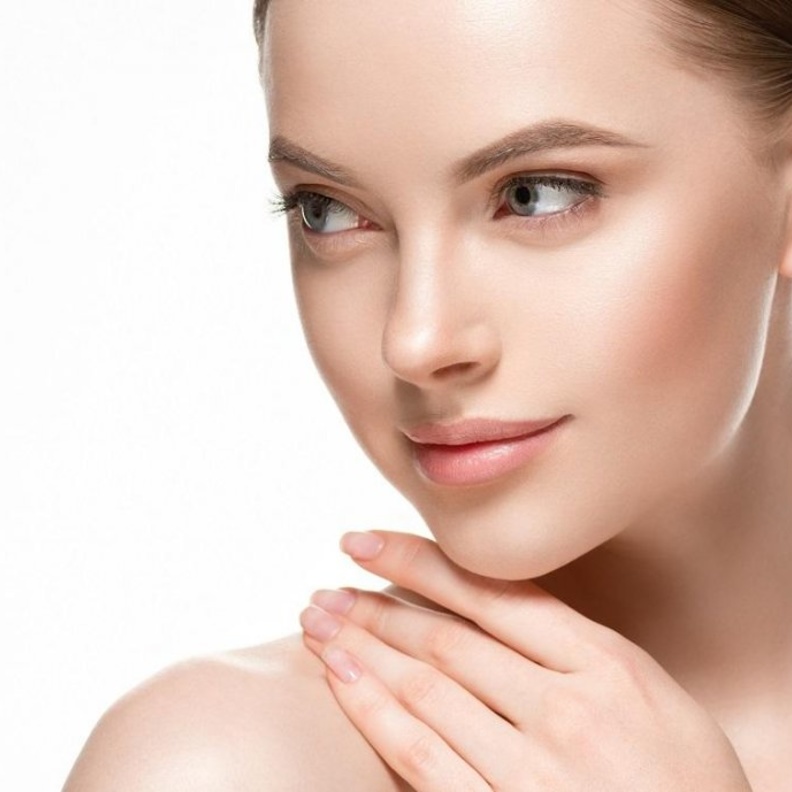  كيفية استخدام ماء الورد لشد البشرة وتفتيحها