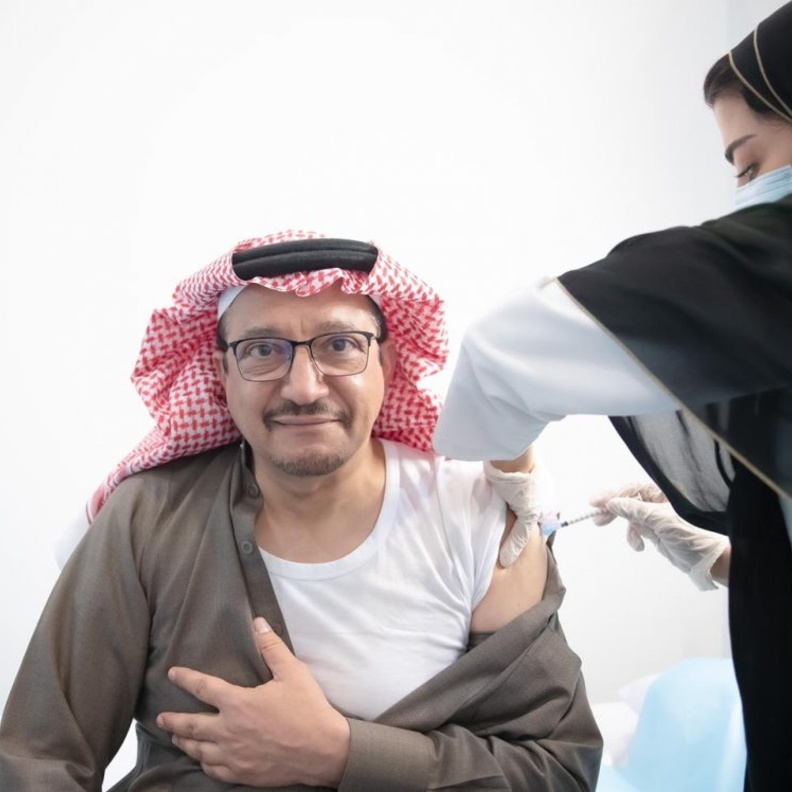وزير التعليم السعودي يتلقى الجرعة الاولى من لقاح كورونا
