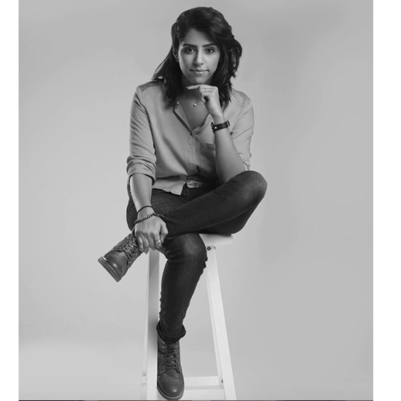 أناقة كاجوال بأسلوب بسيط بالقميص الكلاسيكي مع الجينز الضيّق والأنكل بوت من الجلد