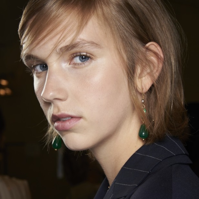 افكار تسريحات شعر مع الغرة الجانبية لإطلالة ناعمة للشابات