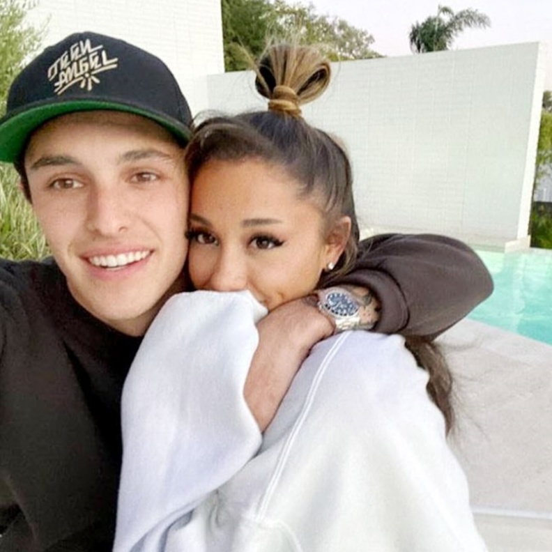 أريانا غراندي مع خطيبها دالتون غوميز