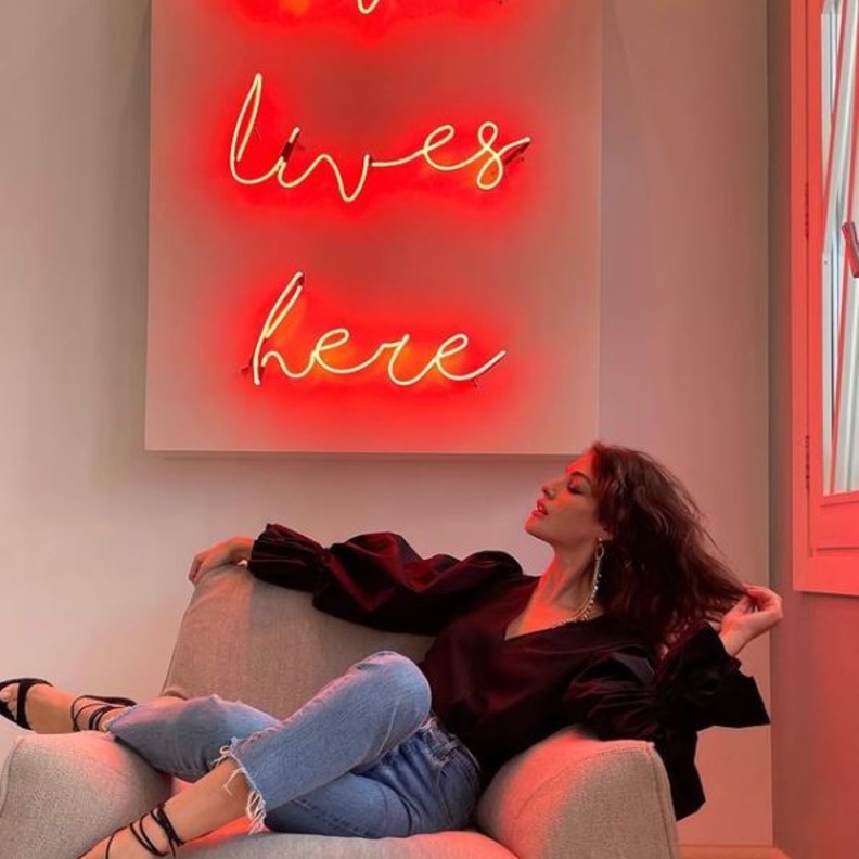  نسّقي السروال الدنيم مع القميص بصيحة الأكمام المنفوخة