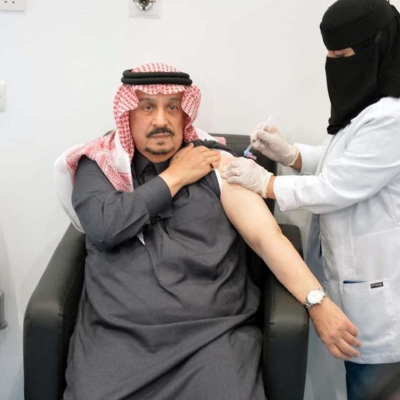  سمو أمير منطقة الرياض يتلقى لقاح كورونا، المصدر واس
