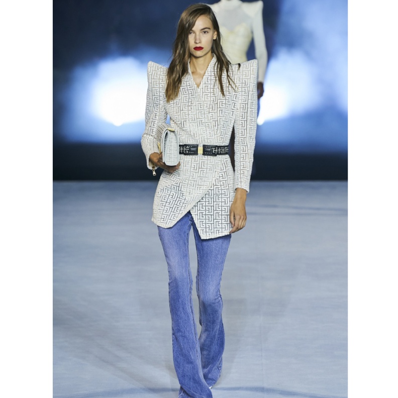 احدث صيحات بناطيل جينز واسعة من الاسفل من دار Balmain