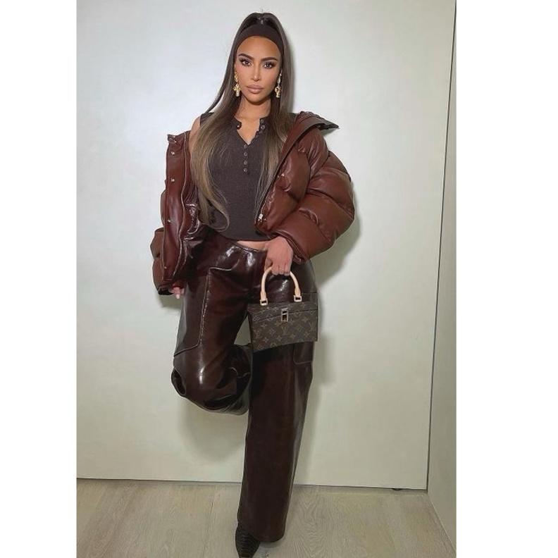  احدث اطلالات كيم كارداشيان في جاكيت منفوخ باللون البني