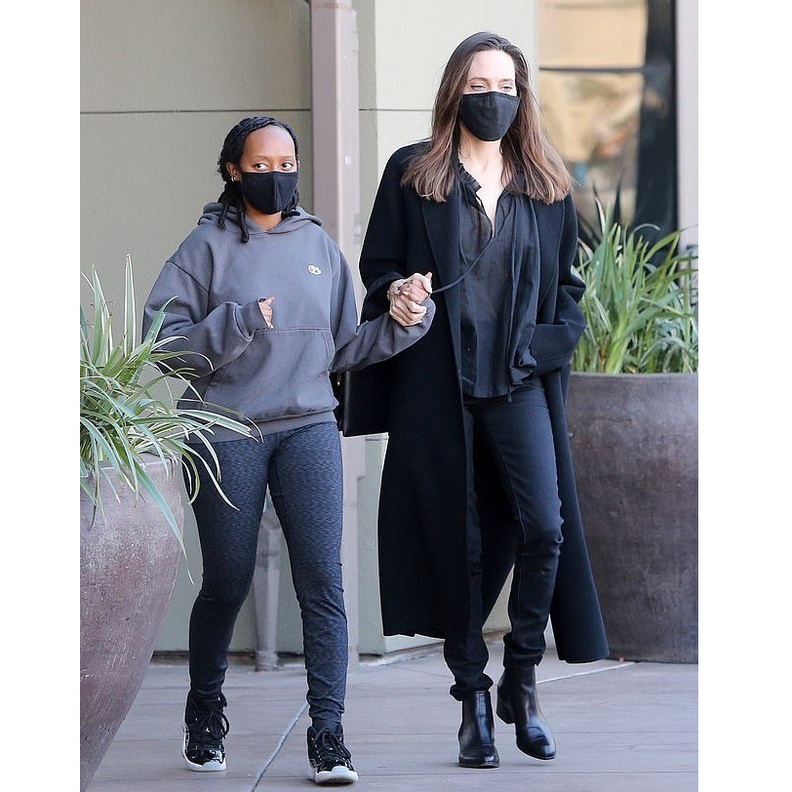  إختارت جولي البنطلون الدنيم السكيني الضيّق لإكمال اللوك من ماركة Saint Laurent