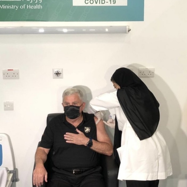 السفير الأمريكي يتلقى لقاح فيروس كورونا