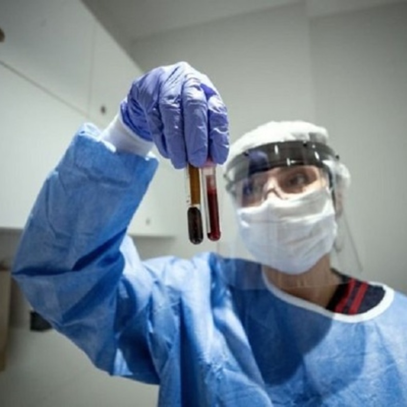 مدارس أبوظبي تخفض السن المسموح به لتلقي لقاح كوفيد إلى 16 عاما