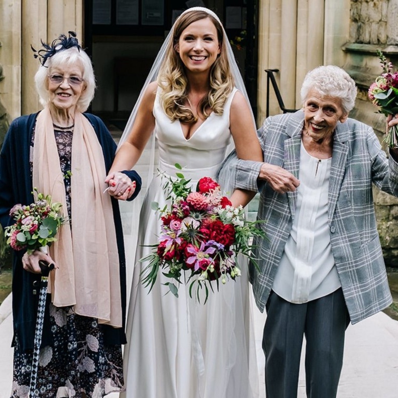  عروس تطلب من جداتها أن يكن وصيفاتها في حفل الزفا