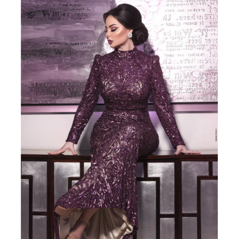 قصّة راقية بفستان سهرة فاخر مزيّن بأسلوب براق بلون أنيق ومميّز