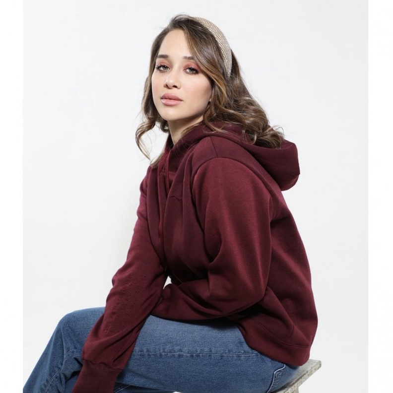 لانا الساحلي في لوك مريح في السويتشرت وبنطلون الجي